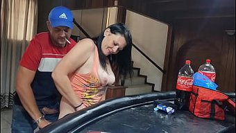 Kıvrımlı Esmer Milf Ve Üvey Kızı Yasak Üçlüye Giriyorlar