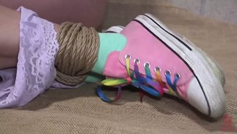 Genç Bir Yetişkin, Yaramazlık Yapar Ve Bdsm'Yi Keşfeder.