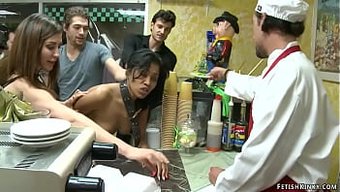 Halka Açık Bdsm Unsurlarıyla Irklararası Grup Seks