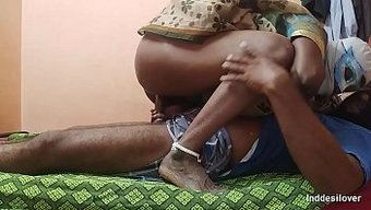 Hintli Anne, Samimi Bir Buluşma Sırasında Oral Zevk Veriyor Ve Kadın Boşalması Yaşıyor