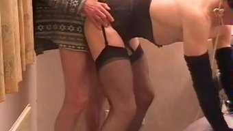 Adam, Sert Seksin Tadını Çıkaran Bir Kadının Yer Aldığı Cd Porno Videosunu Etiketliyor