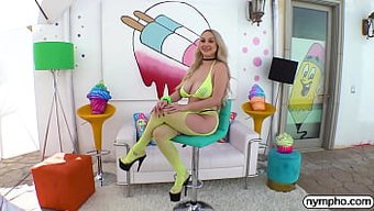 Sarışın Bomba Skylar Vox, Büyük Göğüsleri Ve Popo Tıkaçıyla Arkadan Ateşli