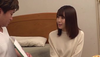 Üvey Abi, Seksi Üvey Kız Kardeşine Cesur Bir Hamle Yaptı!