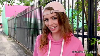 Sigara Içen Ve Halka Açık Bir Yerde Seks Yapan Bir Genç Kızın Pov Görünümü