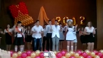 Rus Genç Kızın Okul Dans Kıyafeti Etek Altı Videosunda Arızalanıyor