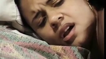 Göğüslü Siyah Bebek, Iyi Donanımlı Bir Siyah Adam Tarafından Tüylü Amını Siktiriyor