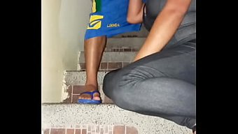 Üvey Kız Kardeşini Vahşi Ve Islak Bir Saksoyla Memnun Eden Sıcak Bir Ev Yapımı Video