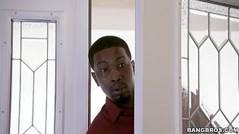 Casey Calvert, Monsters Of Cock'Tan Arkasına Büyük Bir Siyah Şaftın Tadını Çıkarıyor