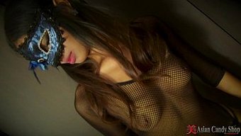 Asyalı Bebek Duygusal Tarafını Ortaya Çıkarmak Için Soyunuyor