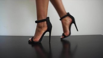 Yüksek Topuklu Seksi Esmer Yakın Çekimde