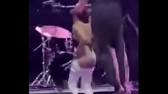 Idrar Yapan Altın Duş Pornosu