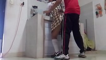 Sıkı Ama Şişman Bir Kızla Anal Seks, Mutfak Karmaşasında Sona Eriyor.