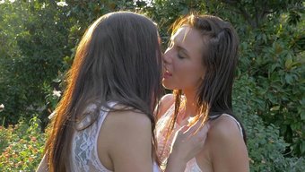 Iki Dövmeli Üniversite Kızı Birbirlerine Olan Sevgilerini Açık Havada Gösteriyorlar