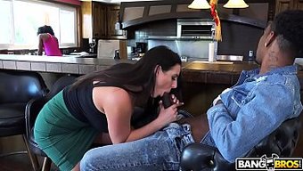 Anglea White'In Büyük Göğüsleri, Sıcak Bir Mutfak Buluşmasında Devasa Bir Yarrağa Meydan Okuyor