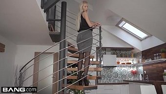 Sarışın Güzellik Karol Lilien, Duygusal Bir Striptiz Ve Boğaz Sikişinde