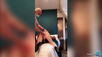 Karısına Ihanet Eden Adam, Oral Seks Yaparak Komşusunun Kalçalarına Fisting Yapıp Doruğa Çıkarmaktan Zevk Alır.