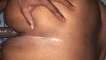 Büyük Bir Popoya Ve Meraklı Bir Doğaya Sahip Olgun Bir Siyah Kadın