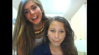 Dört Azgın Üniversiteli Kız Amatör Web Kamerası Orgisinde Soyunuyor