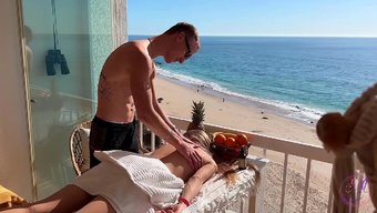 Sarışın Bir Fitness Meraklısı, Spor Salonunda Mutlu Bir Sonla Tatmin Edici Bir Masaj Alıyor.