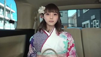 Minyon Japon Kız Erina Oka, Kocaman Memelerini Ve G-Cup'Inı Saklıyor.