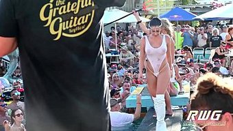 Vahşi Kolej Kızları Havuz Partisinde Kontrolünü Kaybediyor