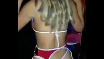 Kadın Oyuncu Ve Tatil Temalarını Içeren Şenlikli Bir Film