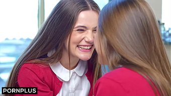 Iki Okul Kızı Arkadaş, Sevgililerinin Aletini Paylaşıp Ateşli Bir Sahnede Boşalıyorlar.