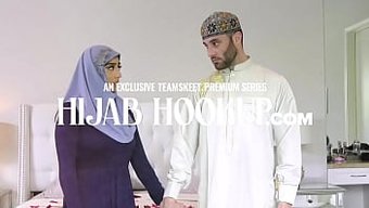 Mayo Giyen Dolgun Olgun Kadın, Partneri Parmaklarıyla Doğu Asya Vajinasına Girerken Inliyor