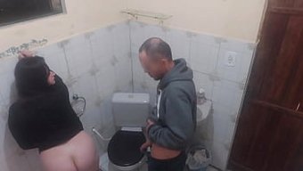 Bir Kadının Banyoda Büyük Bir Yarrağa Sahip Olduğunu Izleyin