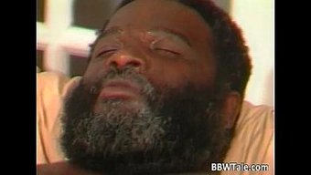 Tombul Siyah Kadın, Iyi Donanımlı Siyah Bir Adam Tarafından Beceriliyor